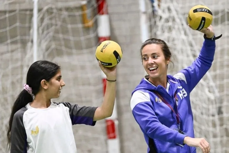 girls playing netball 