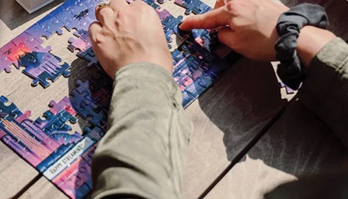 Person doing a puzzle with Roku branding