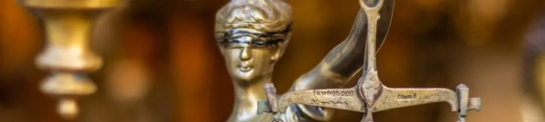 The picture shows a close up of a statue of justitia, representing a career at the Bar